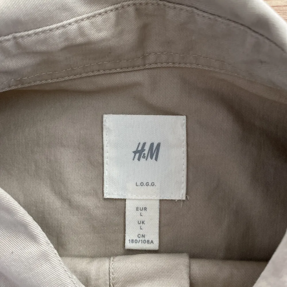 Fin overshirt från H&M, köpt ny i butik. Mycket bra skick, knappt använd. Köpare står för frakt😀. Tröjor & Koftor.