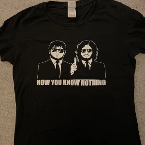 Rolig tshirt - Häftig tröja som spelar på Game of thrones & Men in black. Trycket lite sprucket, se bild. Tajtare passform 