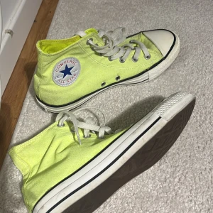 Converse - Använt ett fåtal gånger, säljer pga små för mig. Dem är i storlek 38. Säljer för 200 men ordinarie pris ligger runt 500  Frakt står köparen för, kan mötas upp i Göteborg 