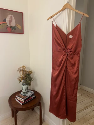 Sommarklänning från Keepsake - Underbar sommarklänning från Keepsake Australia i strl S. Den hann bara användas en gång innan jag gav med mig att den är något för liten. Alltså i toppenskick och inget att anmärka på. Färgen stämmer bäst överens med produktbilder. Nypris 1500 kr. 