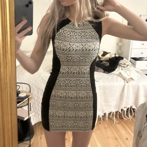 Figurnära coctailklänning strl 34 120kr - Perfekt skick, fin cocatilklänning. Väldigt smickrande passform. Strl 34, 120kr Fraktas eller möts i Uppsala Säljer mer på min sida, vid köp av mer kan paketpris ordnas