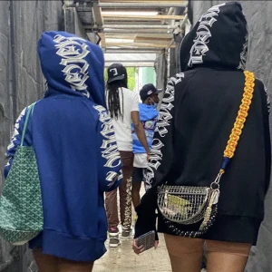 zip up hoddie - skit cool hoodie med tryck över ärmarna. Står att det är storlek XL men skulle säga att de mer är en M. från aliexpress 😊