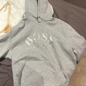 Hugo boss hoodie  - Hugo boss hoodie, fint skick. Storlek xl. 2250 ny mitt pris 400 kr . Du står för frakten 