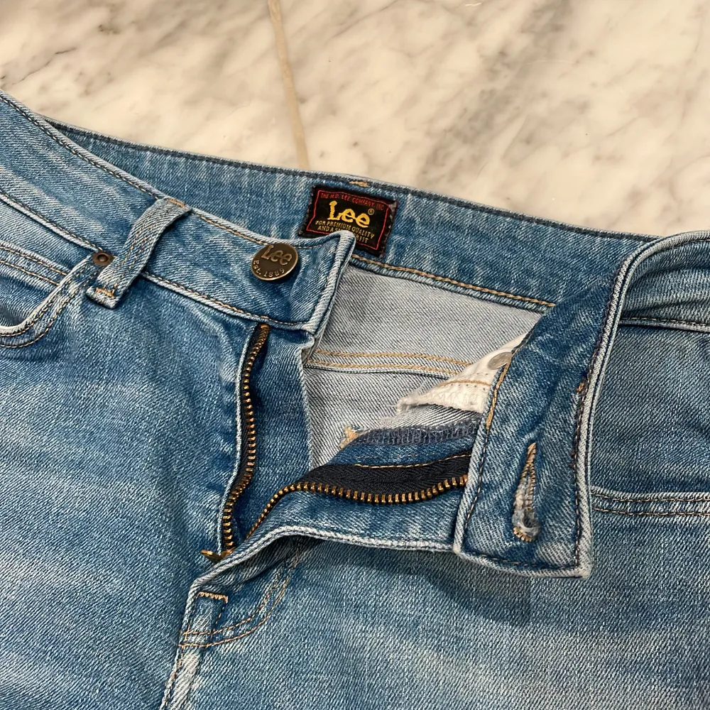 Säljer mina bootcut jeans i vanlig midja. 😍säljer pågrund av att jag har flera jeans och då kommer de ej till användo. 😍 de är i fint skick 😍säljer för 200 vid smidig affär ! 🥰. Jeans & Byxor.