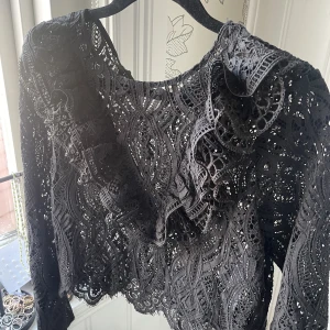 Zara blus - !!Om annonsen är kvar så är den kvar!!💕Säljer denna blusen från zara då den tyvärr inte kommit till användning🖤slutsåld, och ny med prislappen kvar! Strl XS!! Pga många intresserade så skicka bud privat😚