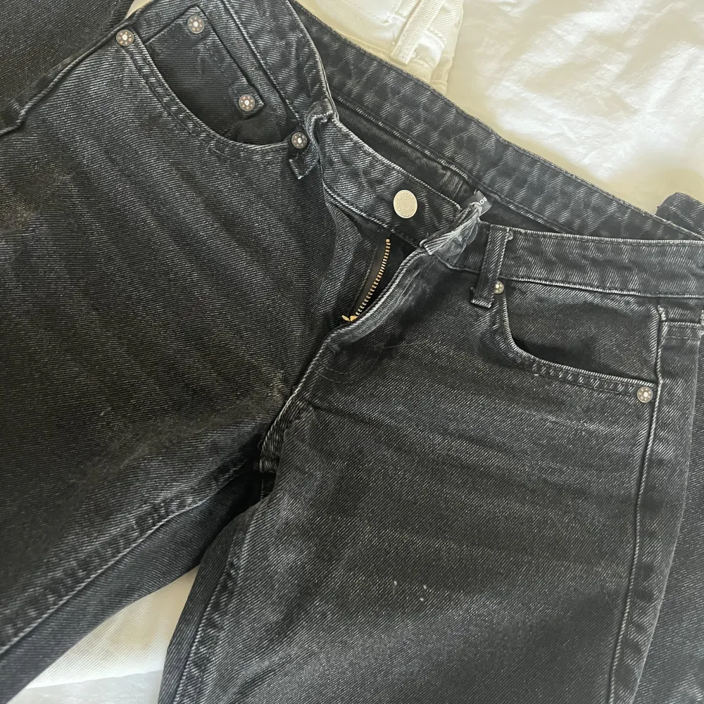 Säljer två par jeans med väldigt låg midja i modellen arrow från weekday. De svarta är i använt skick och de vita är knappt använda. Köp båda för 400kr eller ett par för 250kr. Frakt betalas av köparen💕💙jag är 170cm!!!. Jeans & Byxor.