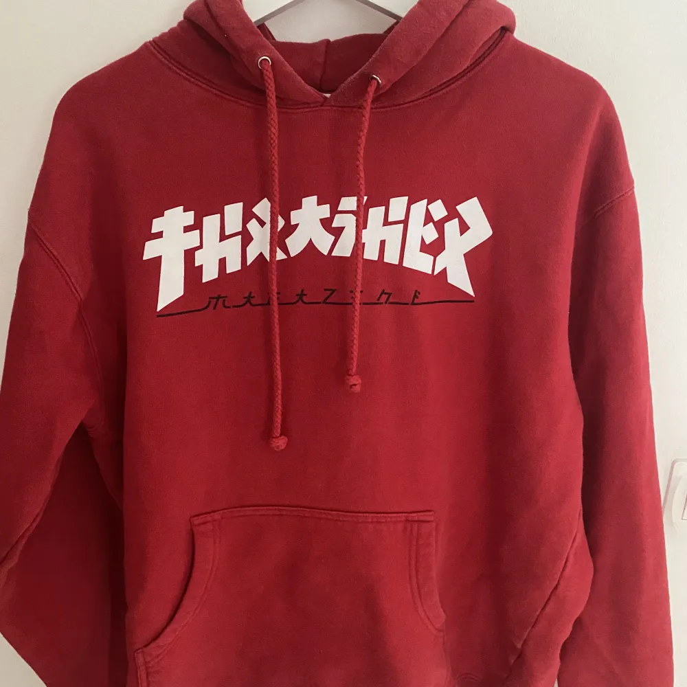 Snygg röd thrasher hoodie i storlek M men som sitter lite oversized. Köpt för 799kr och är i mycket bra skick!. Hoodies.