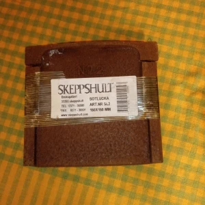 Sotlucka gjutjärn Skeppshult 150x150 mm. - Sotlucka gjutjärn Skeppshult 150x150 mm begagnad .hämtas i Skene alt skickas o köpare betalar frakten o Swishbetalning tillämpas alt kontant betalning. 