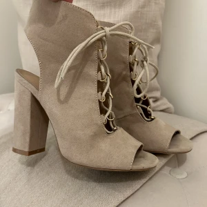 Klackar - Fina klackar med snörning 