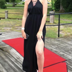 Svart långklänning  - Jättefin svart långklänning från Gina Tricot. Använd 1 gång, säljs pga för liten <3