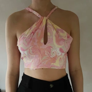 Rosa mönstrat linne - Jättesnyggt linne från Zara med pastellfärger. Använd 1 gång, säljs pga inte min stil <3