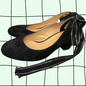 Sézane sandal - Sézane Mid-heel ballet shoe; Open detail at the heel, fastened by a cotton lace that ties at the ankle Outer in suede; Leather lining; Leather outsoles 