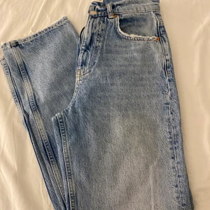 Blå jeans - Jätte bra skick. Storlek 34🌸 Slitna på knäna.