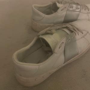 Valentino skor, Tvättas innan köp, lite smutsiga men ej defekter… I bra skick. Förstora för mig