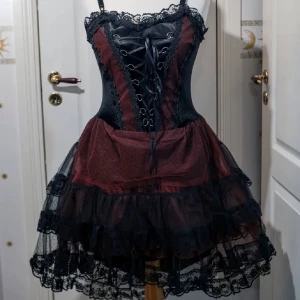 Klänning - Säljer denna underbara klänningen då den tyvärr va förstor för mig. Första bilden är lånad av förra säljaren 