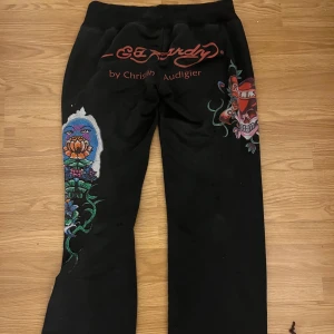 ed hardy byxor - Säljer dessa (äkta) ed hardy byxor i strlk XL men skulle gissa att de är barnstorlek för de passar mig som är S-M. De har många snygga detaljer och bra skick. Köpta second hand med lappen kvar. Unika och just denna modell svår o få tag på.