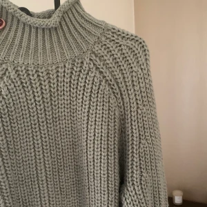 Stickad tröja  - Grön stickad tröja från H&M. Använd fåtal gånger.