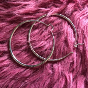 Hoops - Snygga hoops I silver 💕 Säljer dom pga jag inte använder dom ☺️