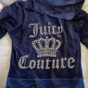Juicy Couture  - Fejk Juicy Couture set i flera färger, alla är i storlek xs/s. Alla i fint skick med diamanter längs med benet och ryggen. Fickor bak och fram. 500kr per set ink. Frakt   BARA BRUN FINNS KVAR