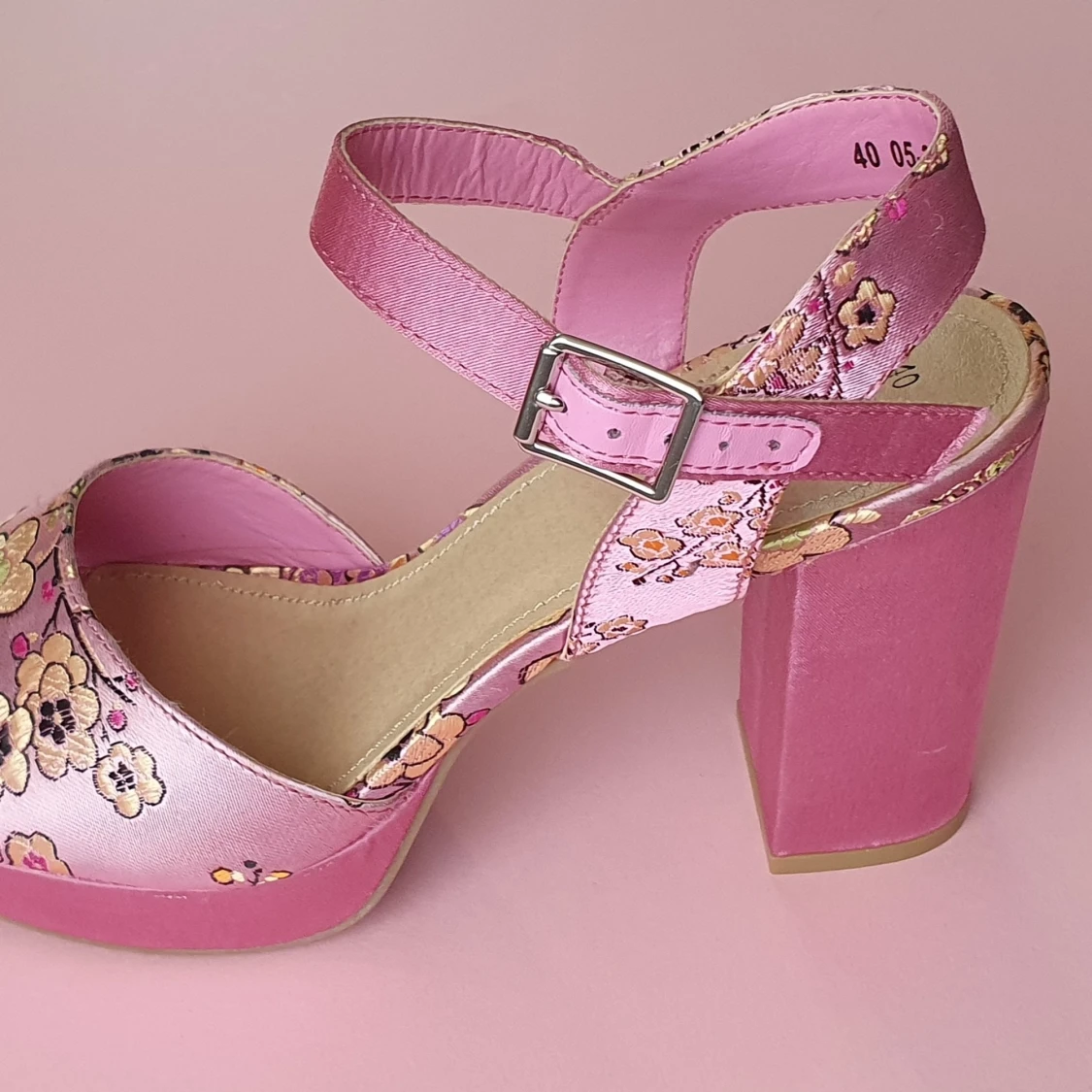 Rosa blommiga köackskor strl 40, 8 cm - 90