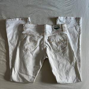 Säljer dessa vita Levis jeans för att dom är för stora på mig. Dom är så snygga och jag har nästa aldrig använt dom. Skulle säga att dom är i storlek 27/28 och kom privat för innerbenslängd och midjemått. Säljer för 250kr💛tryck inte på köp nu!
