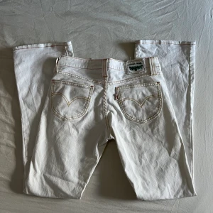 Vita Levis jeans boot cut  - Säljer dessa vita Levis jeans för att dom är för stora på mig. Dom är så snygga och jag har nästa aldrig använt dom. Skulle säga att dom är i storlek 27/28 och kom privat för innerbenslängd och midjemått. Säljer för 250kr💛tryck inte på köp nu!