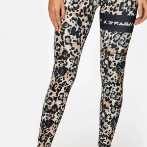 Stronger Tights - Säljer nu mina stronger tights då jag inte använder dom💓Använda fåtal gånger, så nästan som ny, väldigt bekväma💓bilden är lånad, så hör av er om ni vill ha bilder på dom💓(nypris 799) eventuellt byte till nått, vad som