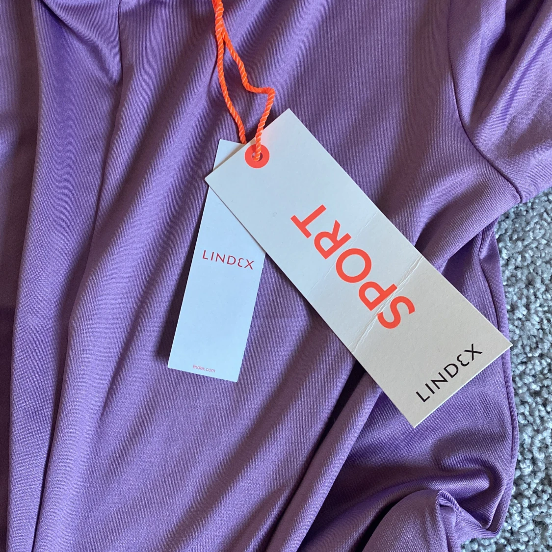 En sports topp som är helt oanvänd.  - 91