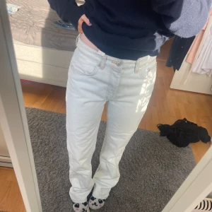 ZARA JEANS (strl 38) - Jätte fina ljusa jeans i bra skick