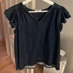 Världens finaste blus💙💙💙 - Så sjukt vacker jeansblus!!😍😍väldigt unik och fin!!! Mycket bra skick💘Köpt för 1700 kr💋💋