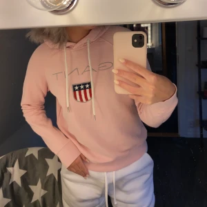 Gant hoodie  - Rosa gant hoodie i storlek xs. Köpt för flera år sen men väldigt sparsamt använd, så väldigt fint skick. Jätteskönt svalt material. Nypris 1200kr, mitt pris 300. Frakt tillkommer, kan alt mötas upp i Gävle. 