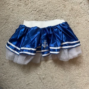 Sjöman Kjol Halloween - Utklädningskjol för till exempel halloween köpt förra året men som inte kom till användning. Kort low waist, one size men passar strl 32-38 (XS-M). Passar perfekt för kapten eller sjömans utklänad. Köpt för 209:-