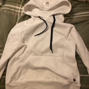 Sail racing hoodie - Fin sail racing hoodie, knappt använd🥰