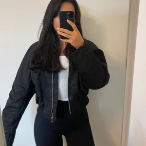Bomberjacka svart  - Från Gina tricot i storlek M men passar även som S eller xs beroende på hur man vill att den ska sitta! 