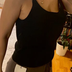 100% kaschmir .ny! - Mongolisk 100% kaschmir  Längd:52.5 cm, Byst:88 cm Säljer denna skönt och välfig mjuk linne pga att jag har två likadana så vill bli av med den ena. Den är hur skön som helst och  oanvänd, etiketten kvar  Färg svart