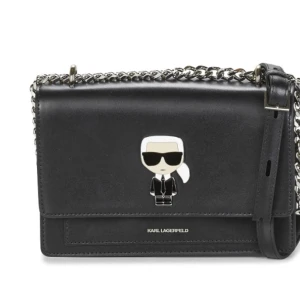 Karl Lagerfeld väska - Hej! Säljer min svarta väska från karl Lagerfeld som är i väldigt bra skick, inte så använd alls. Priset är från 700, men kan diskuteras. Skriv om ni vill ha fler bilder så fixar jag 💘