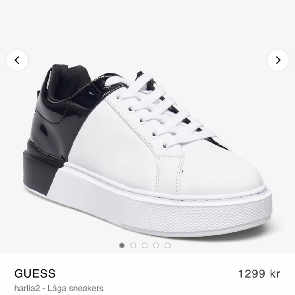 Säljer Snygga Guess Sneakers som blivit för små för mig tyvärr!! Dom är använda (skriv för fler bilder) men fortfarande i väldrigt bra skick!!  Nypris:1299kr Pris kan diskuteras!!. Skor.