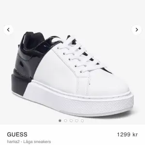 Säljer Snygga Guess Sneakers som blivit för små för mig tyvärr!! Dom är använda (skriv för fler bilder) men fortfarande i väldrigt bra skick!!  Nypris:1299kr Pris kan diskuteras!!