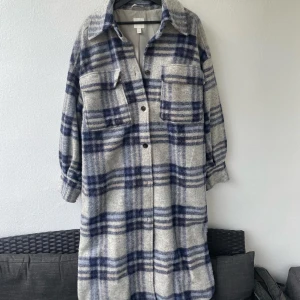 Höstkappa strl XL - Rutig höstkappa storlek XL. Finns i Kungsbacka eller skickas med PostNord. Köparen står för frakten. Kappan är i fint skick😃  