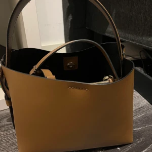 Arket Handväska  - Arket handväska men smalt band ochså, rymlig! Har inte kommit till användning, nypris 1800kr!