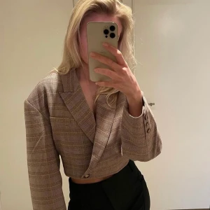 Adoore kavaj - Så fin kavaj från adoore i stl 34, köpt begagnat av Frida Ottoson! Bilder lånade av henne också. XS