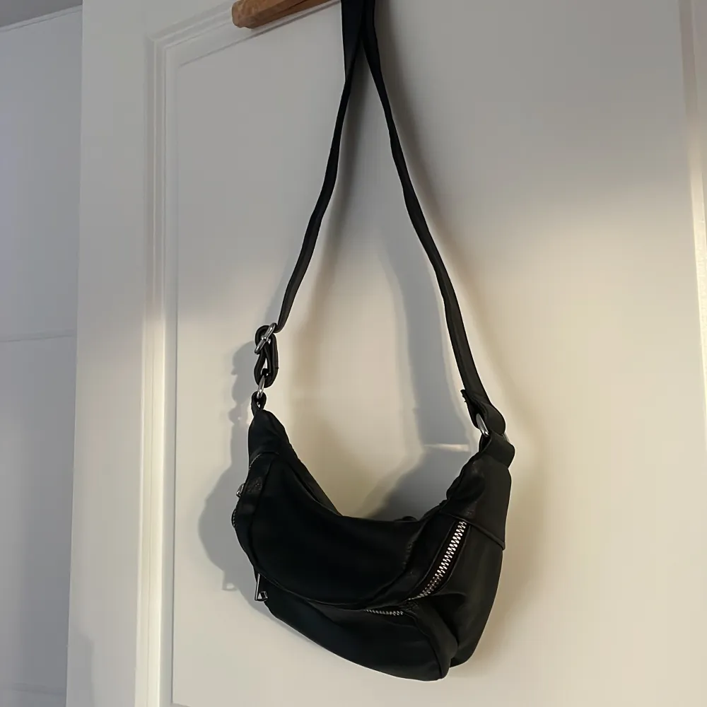 Oanvänd, nyskick! Snygg magväska i skinn!🥰. Laukut & Käsilaukut.