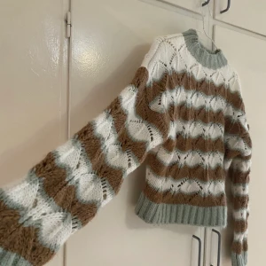 Stickad tröja från zara - Stickad tröja från zara i väldigt bra skick. Storlek M. 