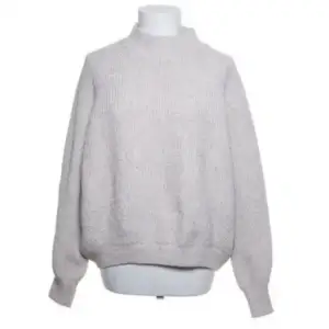 En jättefin stickad tröja från Hm i storlek M, säljs för att den inte kommer till användning🤍 Den är perfekt nu i höst och vinter! Skriv för fler bilder och vid intresse 🥰 endast seriösa köpare!