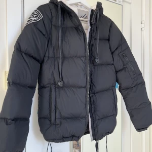 D. Brand jacka - Säljer denna super varma vinterjacka från d.brand. Är i bra skick, inte riktigt nyskick då den är använd en säsong. Men inget på jackan är trasig och har inte heller några hål.