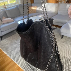 Stella McCartney väska  - Säljer min Stella McCartney liknande väska. En superfin rymlig väska som passar till det mesta. Den är i fint skick❤️