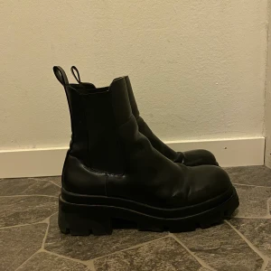 Chunky Boots  - Säljer ett par chunky boots från Zara i strl 39. Skorna är i använt skick (obs finns repa på innersidan av skornas framsida pga stött ihop med varandra, syns på bild 2) Utöver det är skorna i bra skick. Säljs för 150kr. 