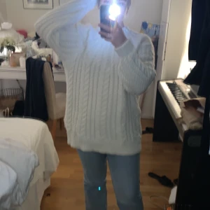 Stickad tröja HM vit  - Supermysig kabelstickad tröja från hm ALDRIG använd och med prislappar kvar. Säljes då den inte kommer till användning! 