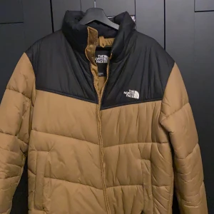 North Face Vinterjacka  - Säljer min North Face jacka, köpt förra vintern.  Den är väldigt varm så perfekt nu när det blir kallare. Har en liten svart fläck på nedre delen av ryggen (Knappt man märker den) Priset är diskuterbart! 