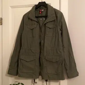 Militärgrön jacka från H&M. Inga defekter, som ny! Priset går att diskutera och kan sälja för billigare fraktpris 😊